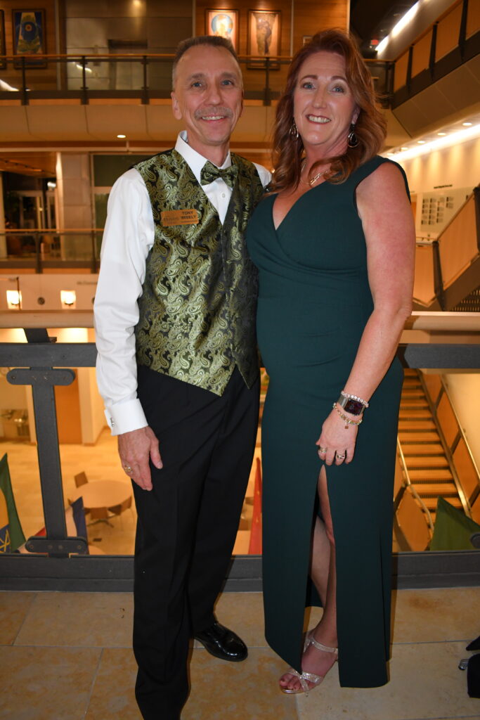 89-Tony-Jennifer-Wisely-Raising-Paddles_1